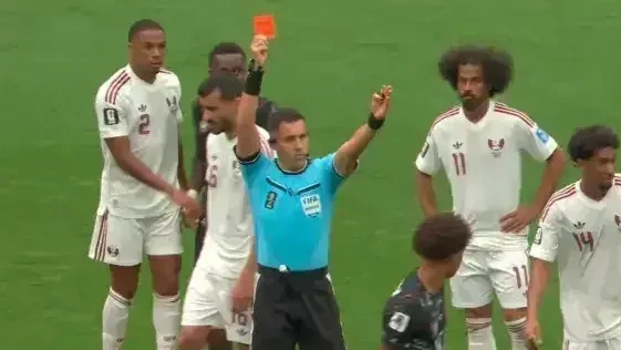 Torcedores e arbitragem em jogo da Copa do Mundo 2026 no estádio