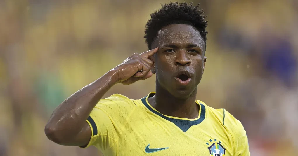 Vinicius Júnior comemorando gol com a camisa da seleção brasileira