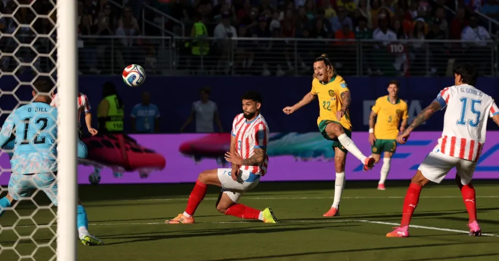 Vista geral do Levi's Stadium em noite de jogo entre Austrália e Paraguai