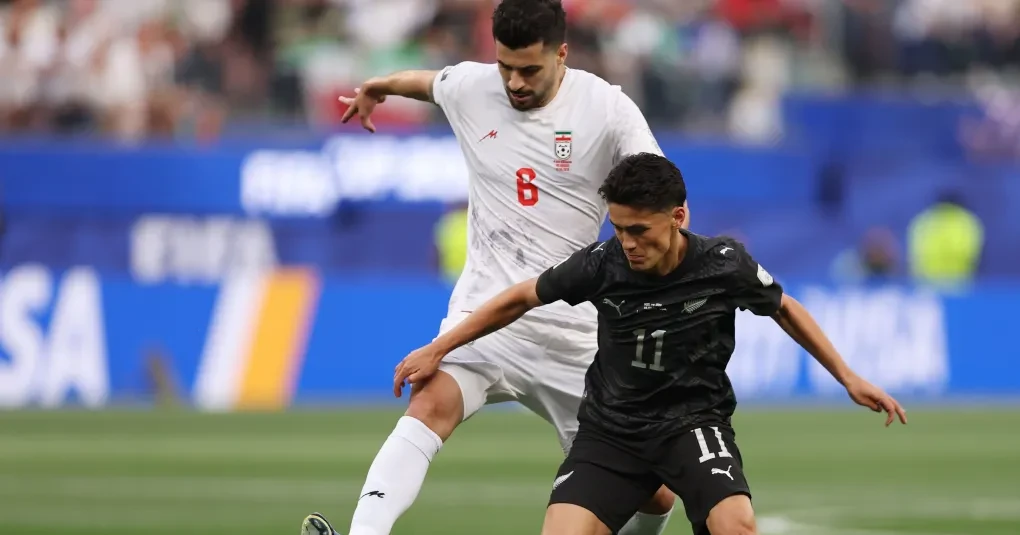 Jogadores do Irã e da Nova Zelândia disputam bola no SoFi Stadium em Los Angeles