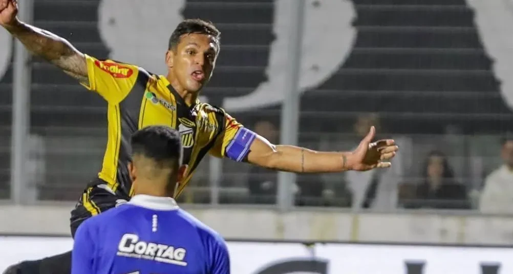 Robson comemorando o gol após erro do goleiro no Estádio Moisés Lucarelli, em Campinas