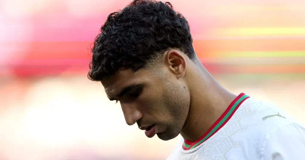 Achraf Hakimi em campo com a camisa do Marrocos sendo vaiado pela torcida