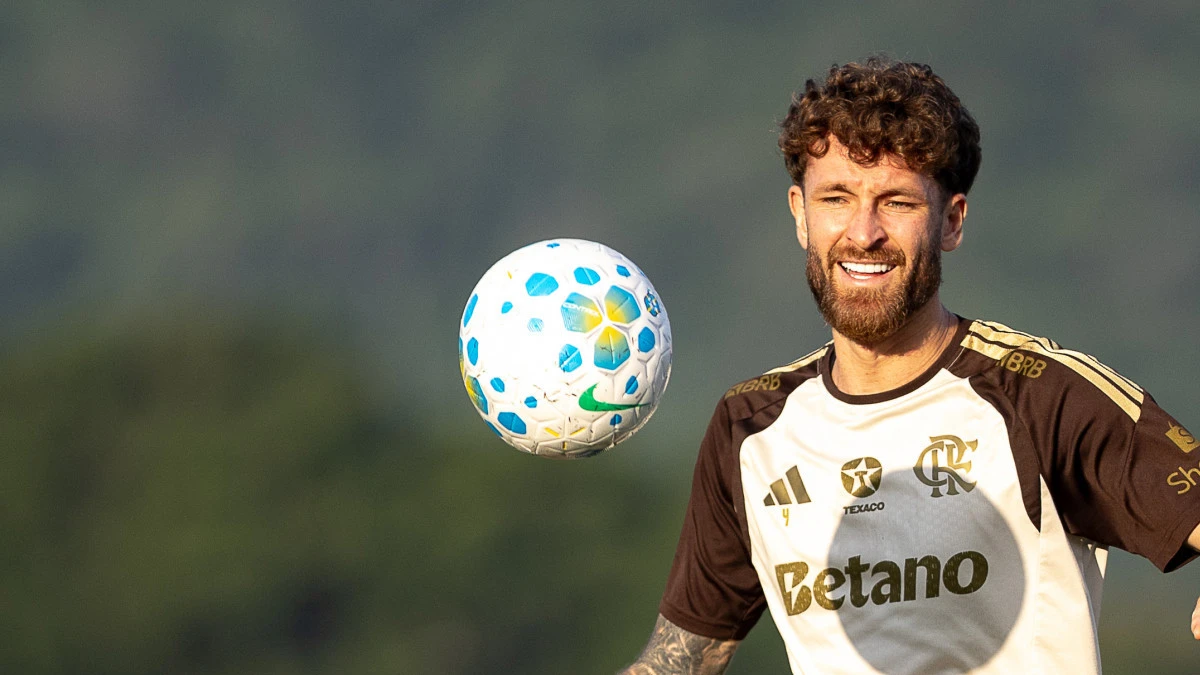 Léo Pereira em treino com o uniforme do Flamengo no gramado