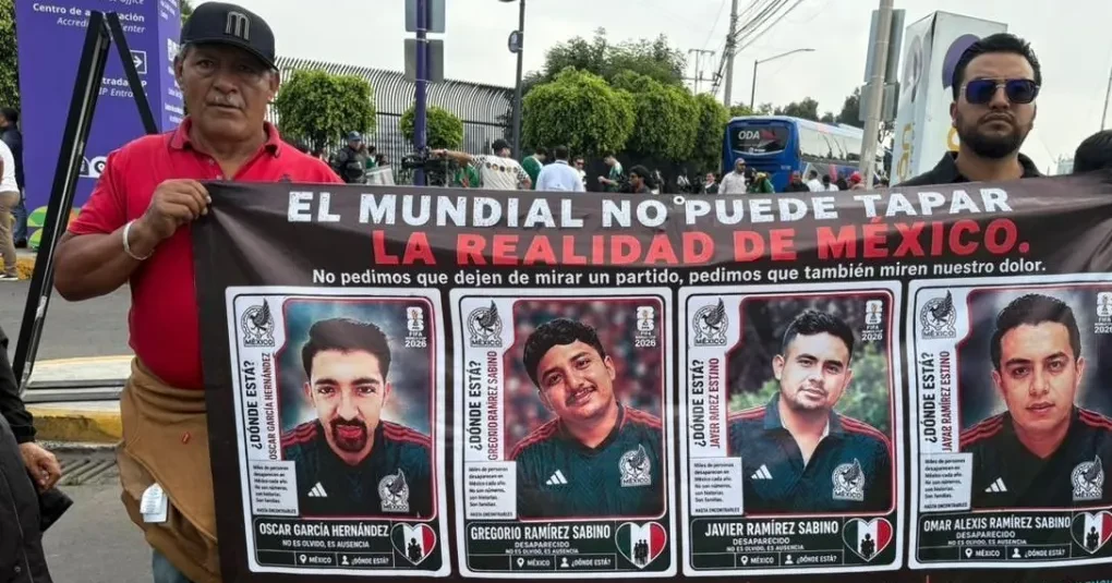 Família García com cartazes dos quatro homens desaparecidos em frente ao Estádio Azteca