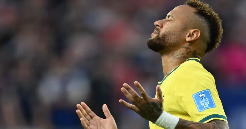 Neymar entrando em campo pela Seleção Brasileira durante partida da Copa do Mundo 2026