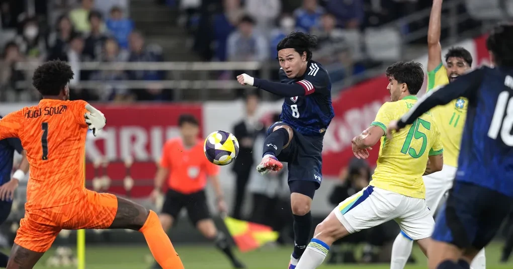 Kaoru Mitoma em ação pelo Brighton pouco antes da lesão na coxa