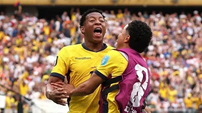 Jogadores do Equador comemoram gol no MetLife Stadium durante vitória sobre a Alemanha
