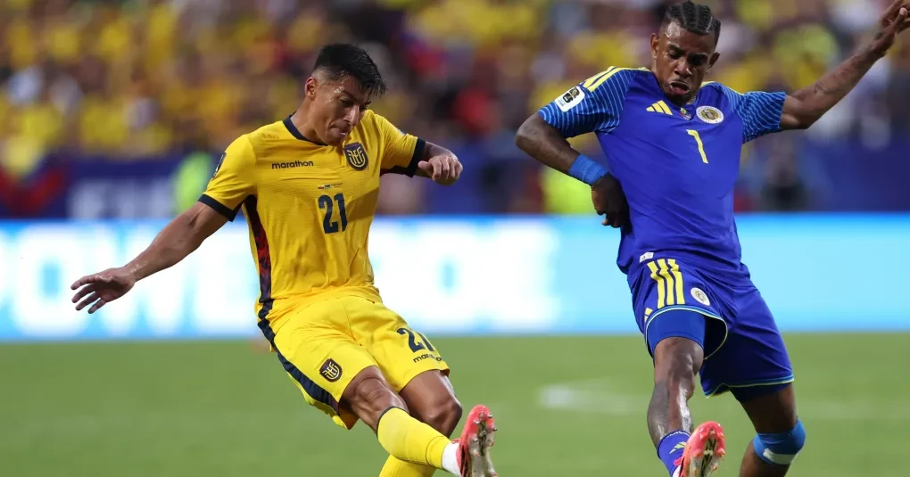 Jogadores disputando bola durante Equador x Curaçao em Kansas City, com torcida ao fundo