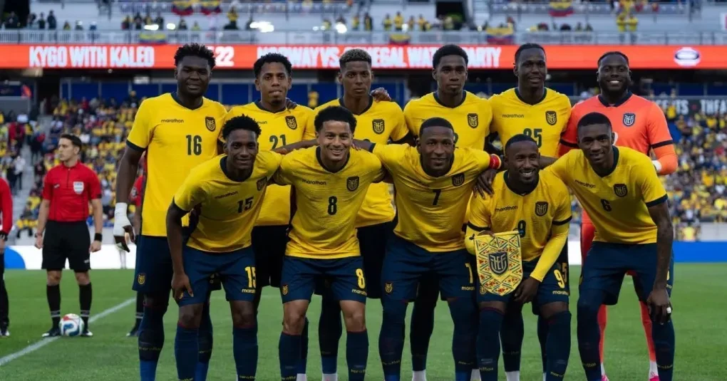 Enner Valencia com a camisa da seleção do Equador no gramado, com expressão concentrada