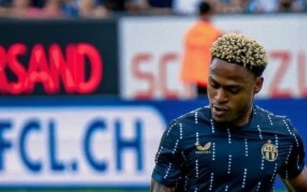 Nelson Palacio em ação vestindo o uniforme do FC Zürich