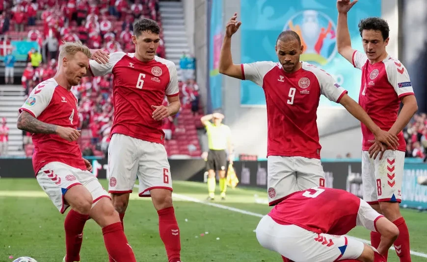Christian Eriksen sofre parada cardíaca em amistoso Dinamarca x Ucrânia em Odense