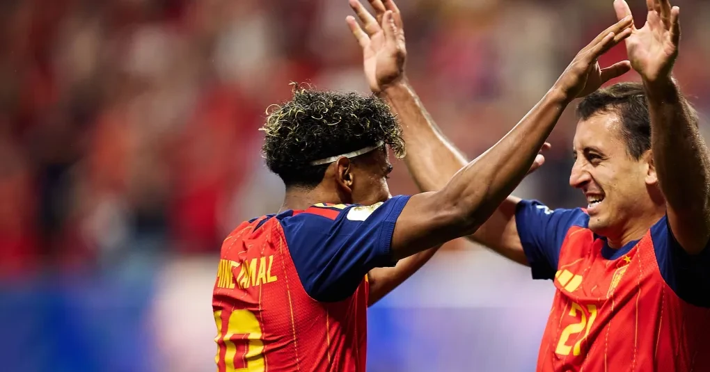 Jogadores espanhóis comemorando gol na partida contra a Arábia Saudita