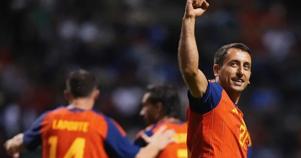 Jogadores da seleção espanhola comemoram gol em Puebla com torcida ao fundo