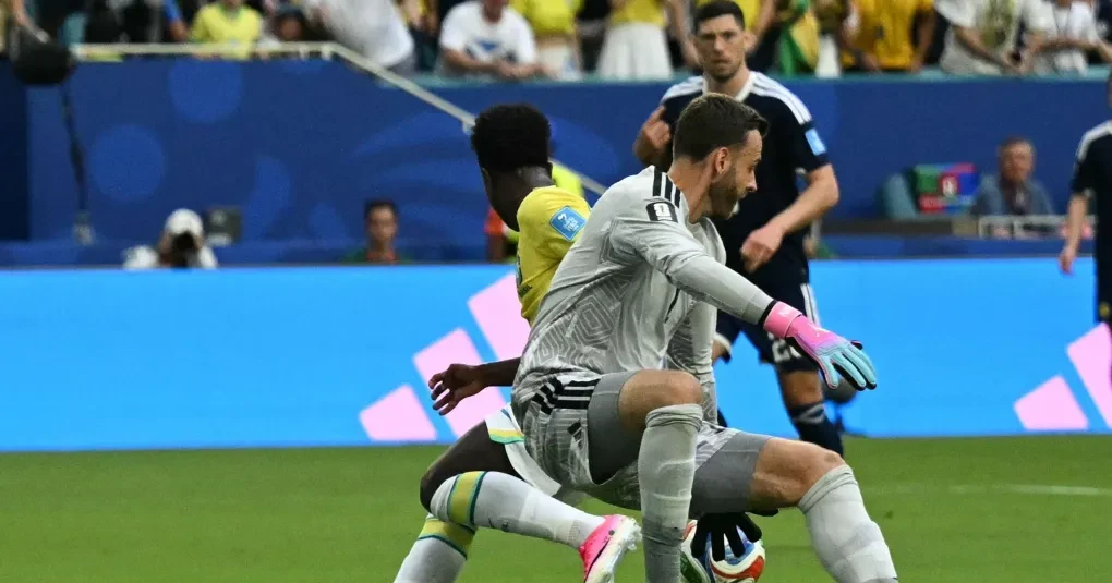 Vinícius Júnior comemorando lance durante Brasil x Escócia, camisa da seleção brasileira