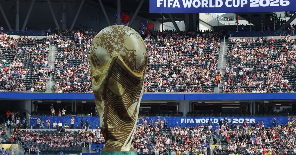 Torcedores americanos com bandeiras em estádio durante evento de futebol