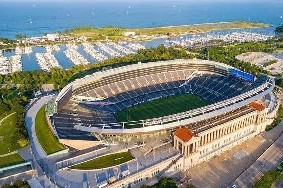 Jogadores em aquecimento no gramado do Soldier Field antes do amistoso entre Estados Unidos e Alemanha