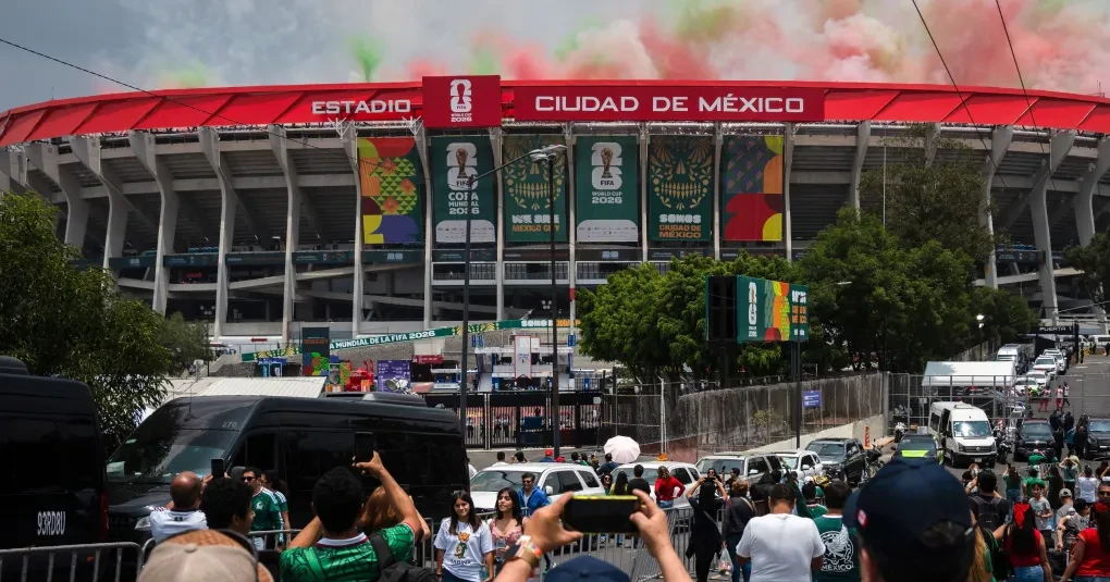 Equipe médica atendendo torcedor nas imediações do Estádio Cidade do México
