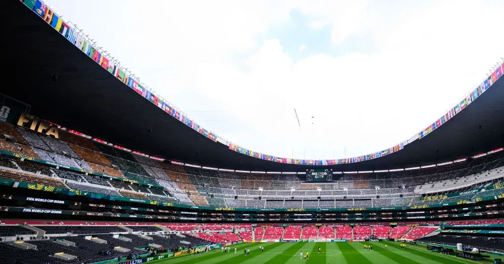 Fachada e arquibancadas do Estádio Azteca com torcedores antes do jogo de abertura