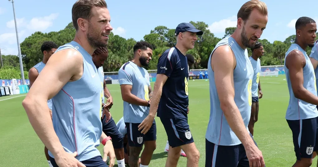 Noni Madueke vestindo o terceiro uniforme laranja e preto do Corinthians durante treino