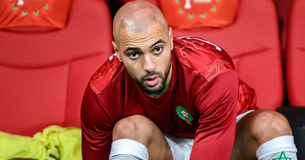 Sofyan Amrabat com a camisa da seleção de Marrocos em campo