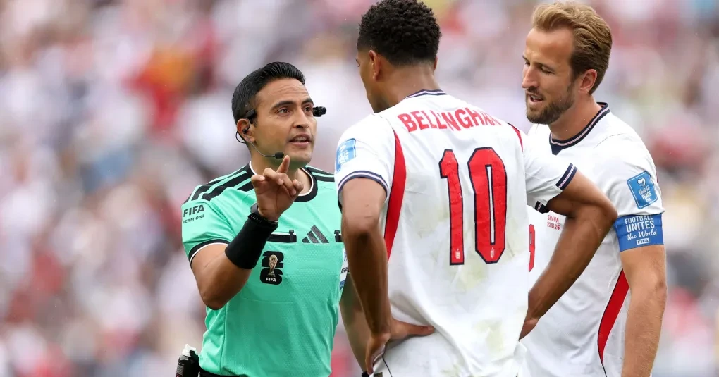Jude Bellingham em ação com a camisa da seleção da Inglaterra durante a partida
