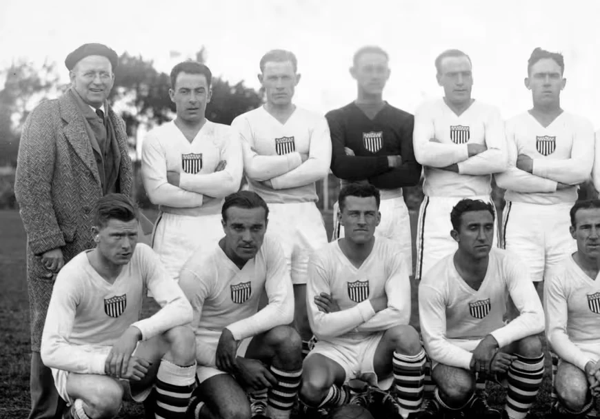 Arquivo histórico: público e jogadores no Estádio Parque Central em 1930