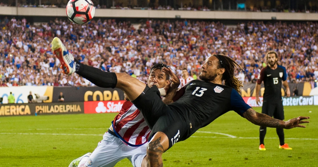 Jogadores das seleções dos Estados Unidos e Paraguai antes da partida no estádio de Los Angeles