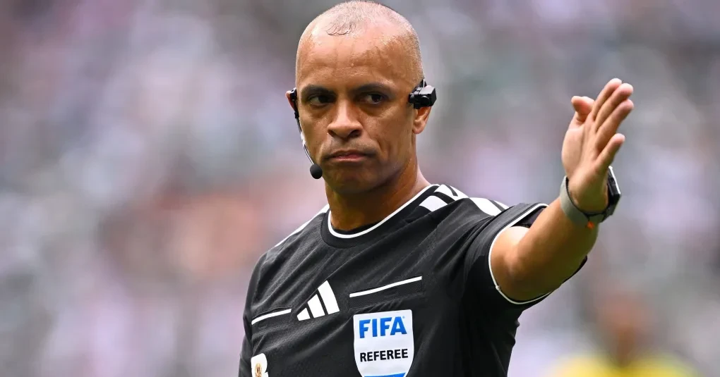 Wilton Pereira Sampaio em atuação no Estadio Azteca durante abertura da Copa do Mundo