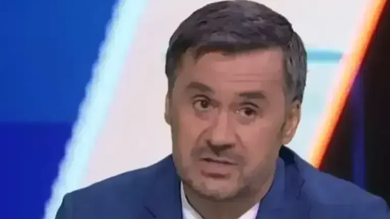 Rade Bogdanovic em estúdio de transmissão, com microfone e expressão séria