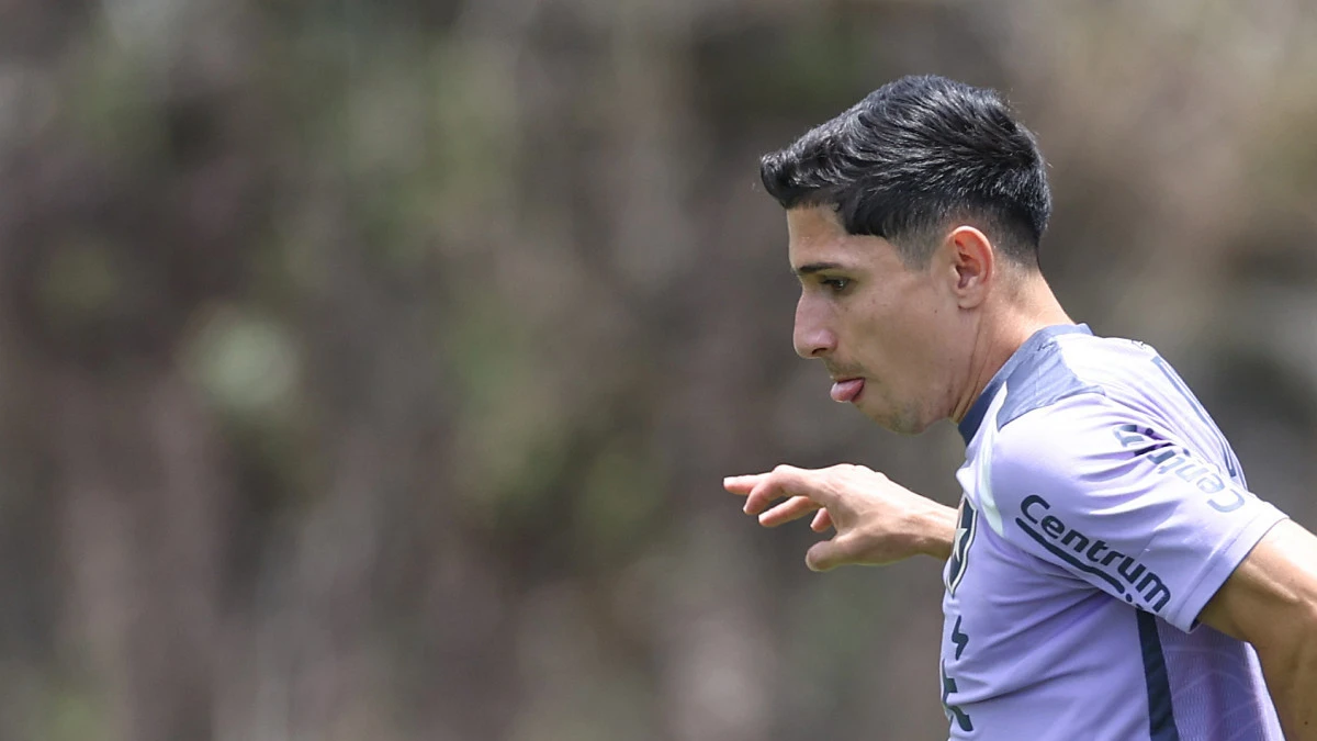 Savarino em ação com a camisa do Botafogo durante jogo