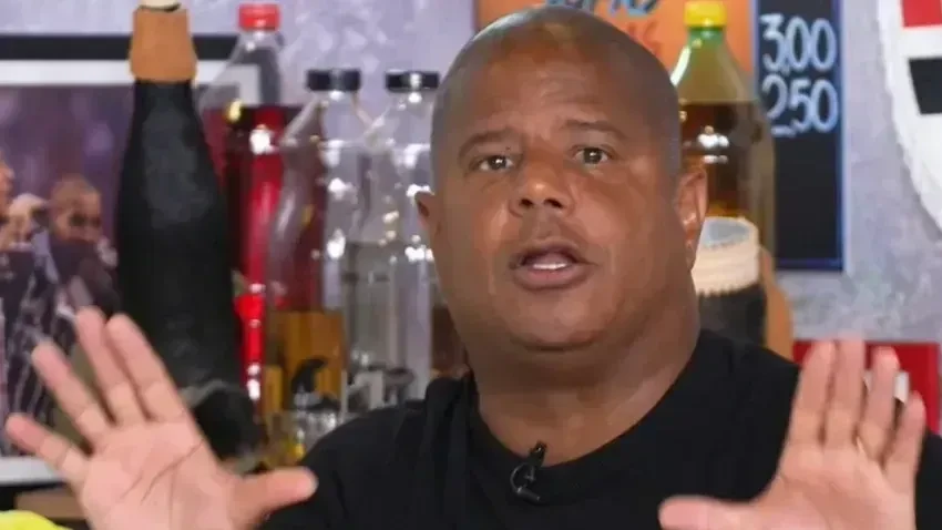 Marcelinho Carioca em entrevista gesticulando