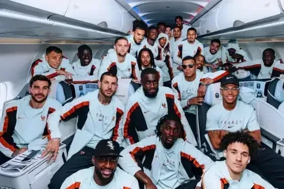 Delegação da seleção francesa embarcando para a Copa do Mundo 2026