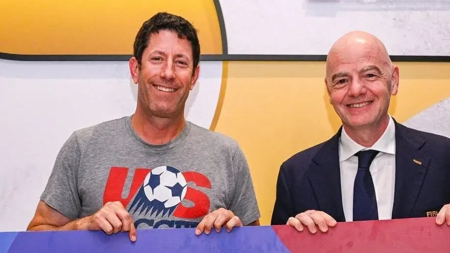 Gianni Infantino ao lado do torcedor comemorando a marca de um milhão de espectadores nos estádios