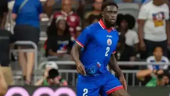 Uniforme do Haiti em apresentação com elementos gráficos e detalhes históricos