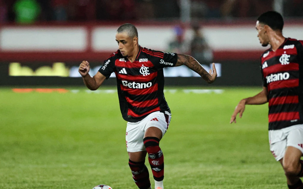 Ryan Roberto driblando em jogo do Flamengo pelo Campeonato Carioca