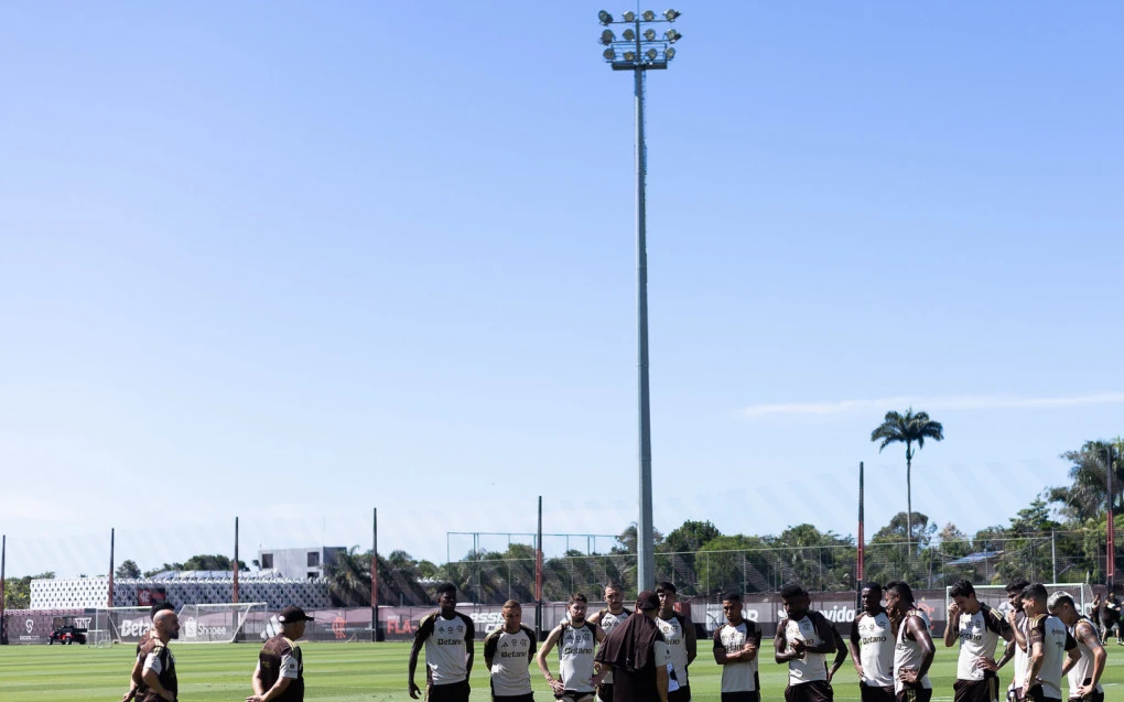 Jogadores do Flamengo em treino coletivo durante pré-temporada