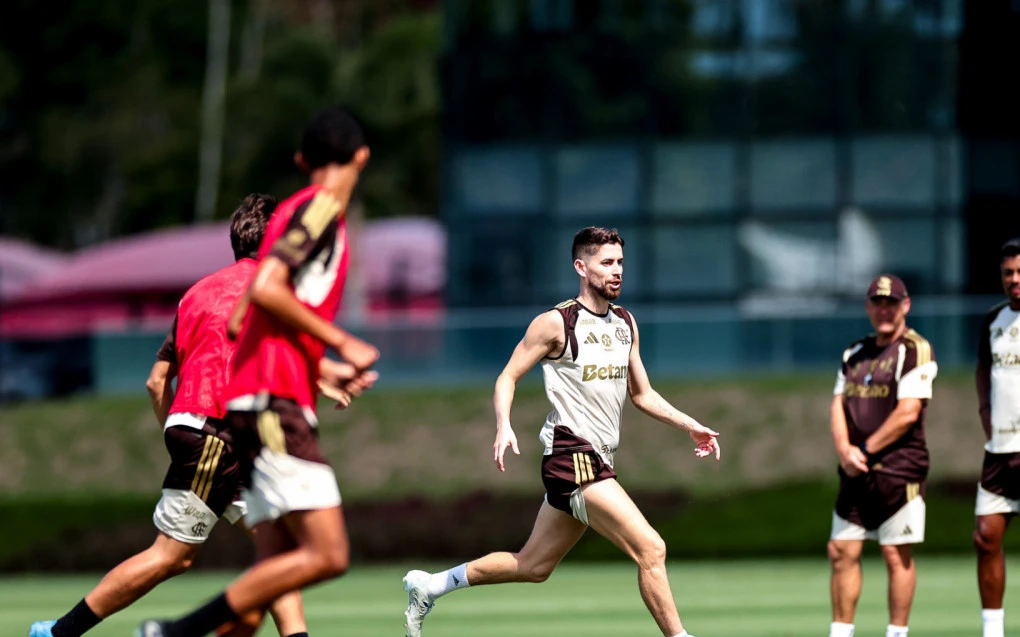 Jogadores do Flamengo treinando no Ninho do Urubu