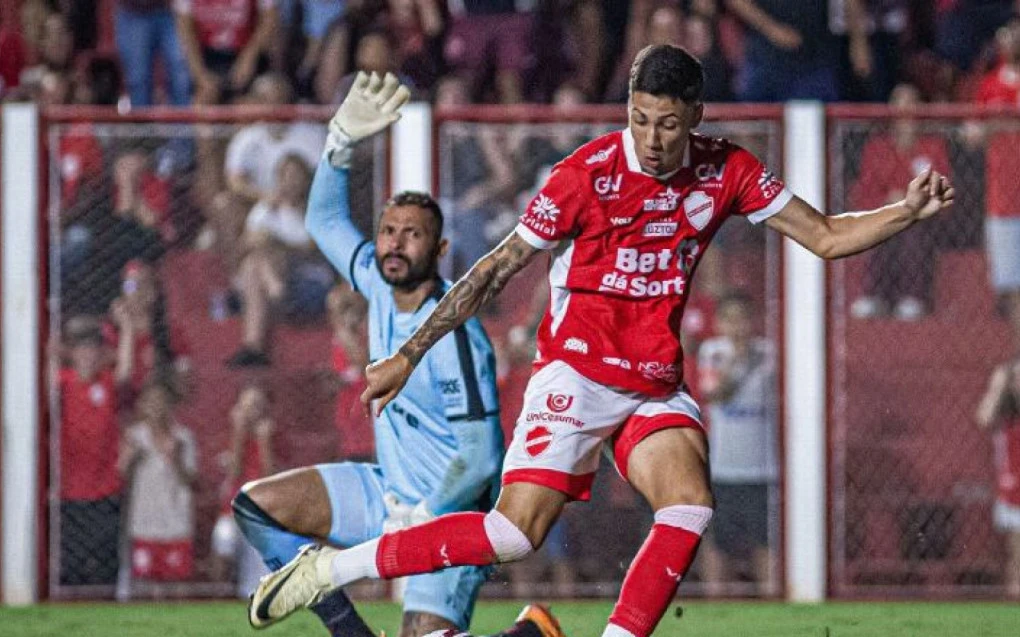 Gustavo Puskas comemorando um gol pelo Vila Nova com a camisa vermelha