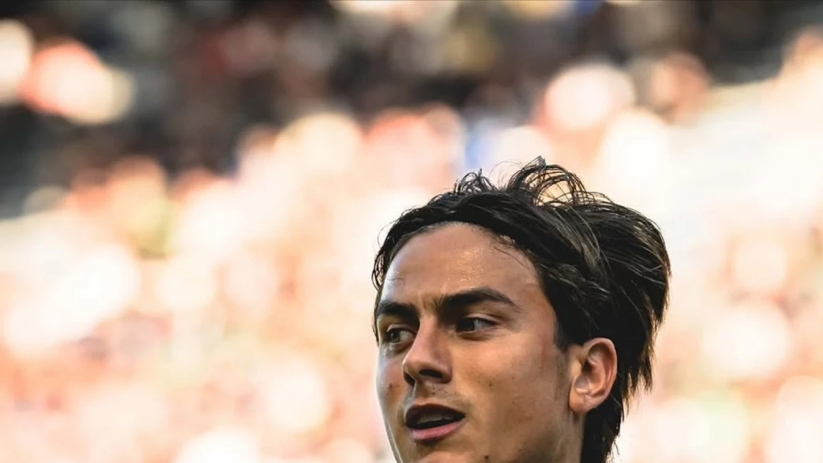 Paulo Dybala com a camisa da AS Roma em ação no campo