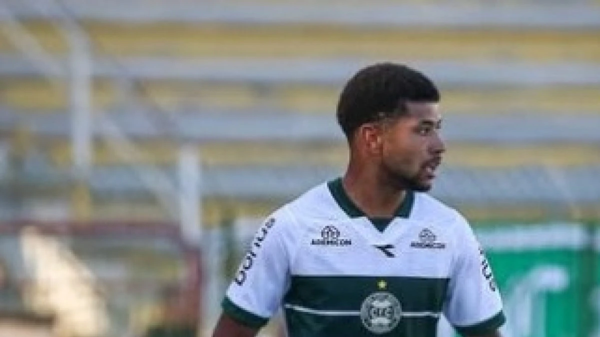 Lucas Ronier com a camisa do Coritiba em ação em campo