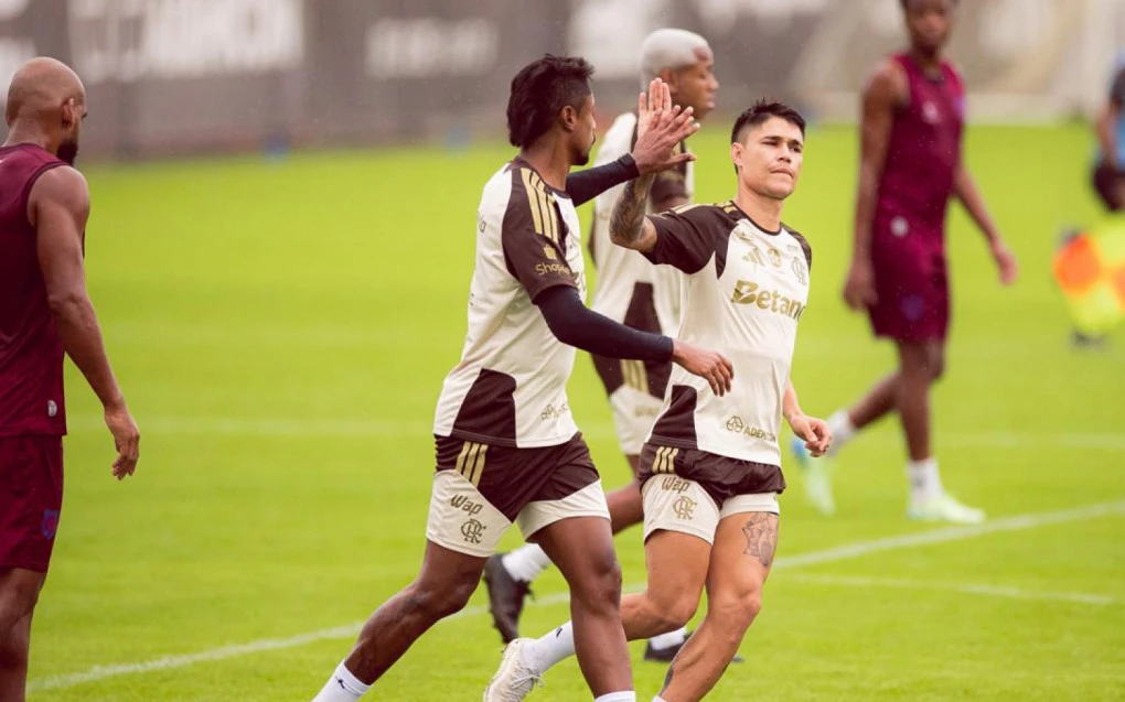 Flamengo vence jogo-treino e define lista antes de amistosos em Portugal