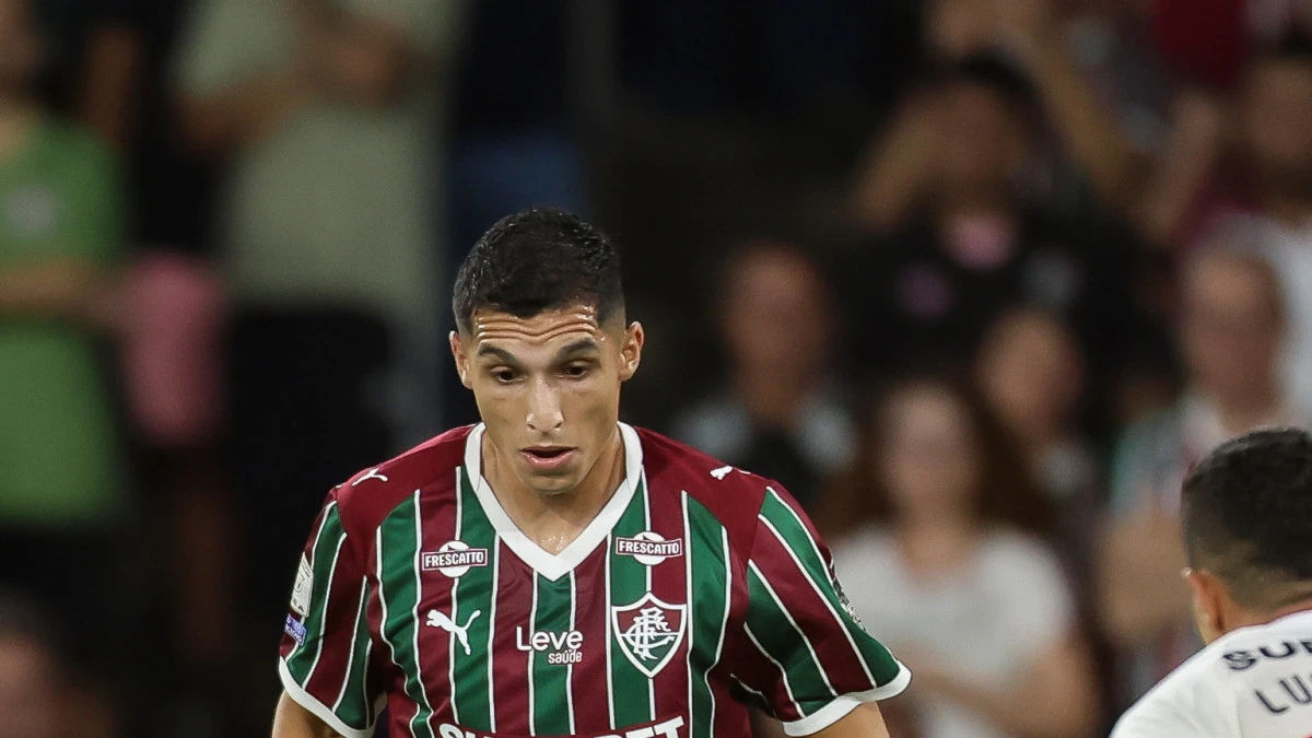 Lance de jogo entre Fluminense e São Paulo com jogadores em disputa de bola
