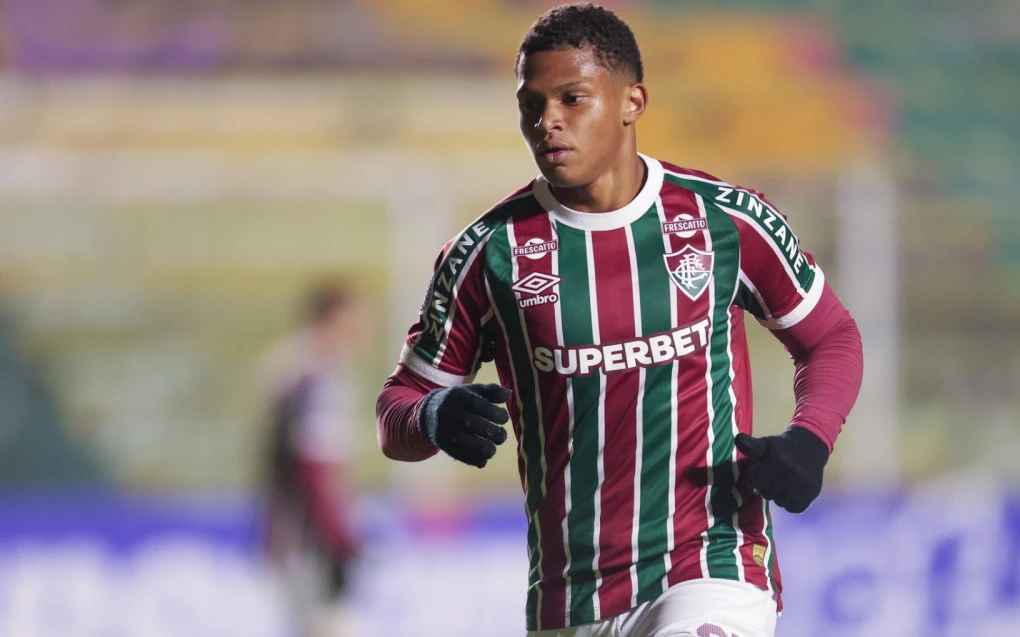 Kelwin em treino pelo Fluminense com uniforme do clube na beira do campo