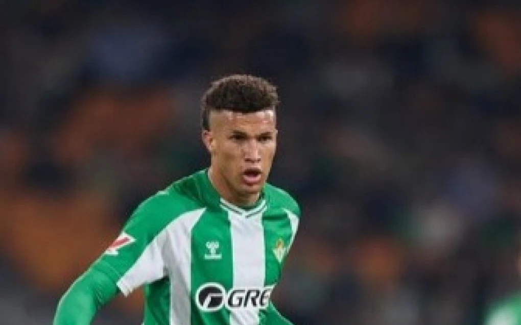 Nelson Deossa em ação com a camisa do Real Betis em partida