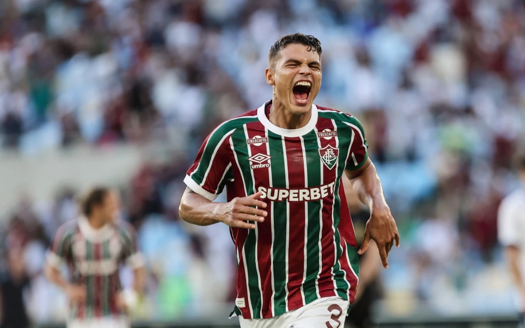 Thiago Silva durante treino com uniforme do Fluminense, em ação com a bola