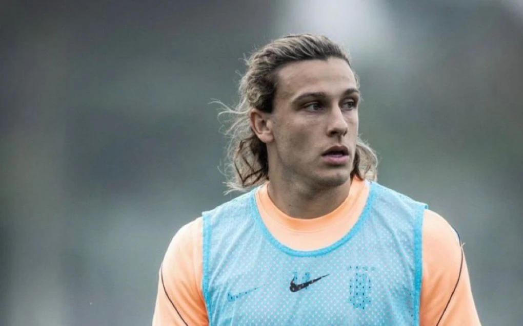 Canobbio em treino da seleção uruguaia, em campo com coletes