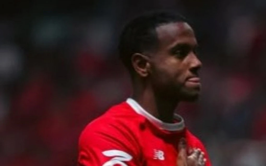 Helinho em ação com a camisa do Toluca durante partida