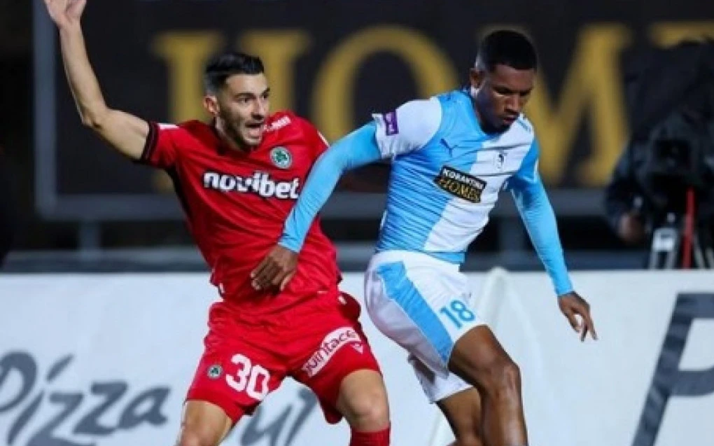 Lelê em ação com a camisa do Pafos FC durante partida