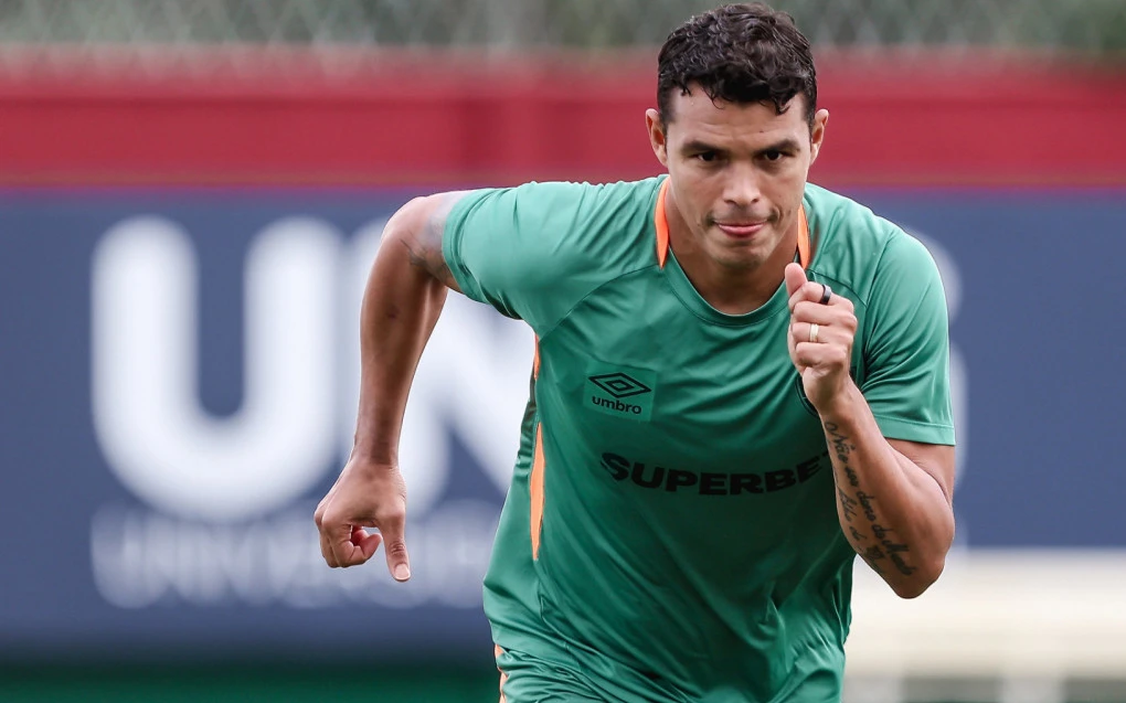 Thiago Silva em treino pelo Fluminense com bola no pé