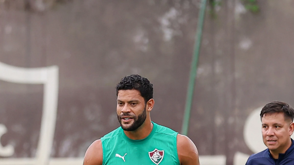 Hulk em treino do Fluminense vestindo uniforme do clube no centro de treinamento